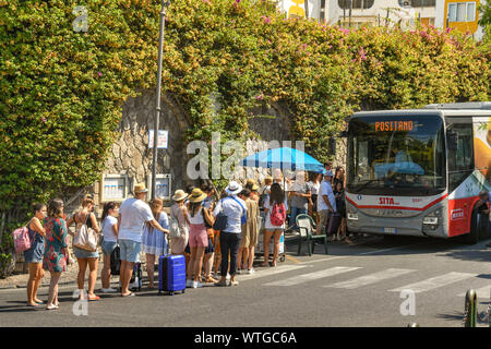 NAPLES , ITALIE - AOÛT 2019 : longue file de personnes qui attendent pour prendre un bus dans la région de Sorrente. Banque D'Images