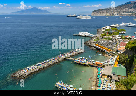 SORRENTO, ITALIE - AOÛT 2019 : zone de baignade et petite plage de sable près du port de Sorrente. Le Vésuve au loin. Banque D'Images