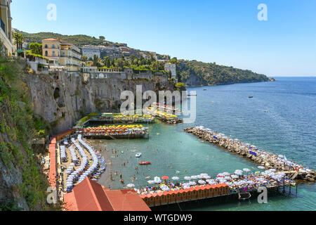 SORRENTO, ITALIE - AOÛT 2019 : zone de baignade et petite plage de sable sous les falaises de Sorrente Banque D'Images