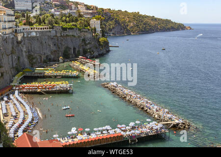 SORRENTO, ITALIE - AOÛT 2019 : zone de baignade et petite plage de sable sous les falaises de Sorrente Banque D'Images