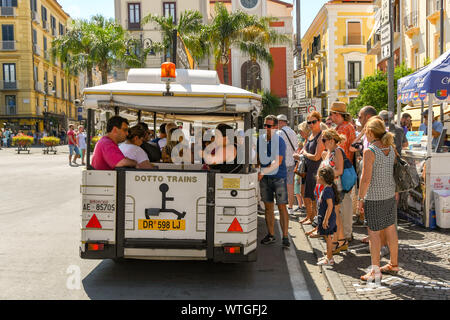 SORRENTO, ITALIE - AOÛT 2019 : personnes en attente d'obtenir sur un train touristique sur la Piazza Tasso, la place principale de la ville de Sorrente. Banque D'Images