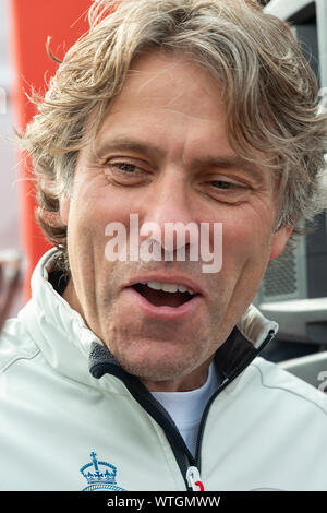 John Bishop le comédien participant à la remise des prix après avoir pris part à la séance inaugurale King's Cup regatta yachting à Cowes, île de Wight, Angleterre, Royaume-Uni Banque D'Images