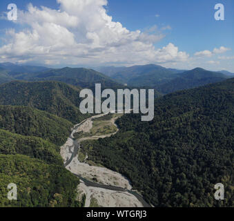 Beau paysage d'été avec des montagnes, des forêts et de la rivière. Vue aérienne. Drone abattu au cours d'une belle rivière de la forêt de montagne Banque D'Images