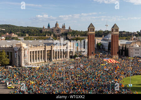 Vue aérienne de l'indépendantiste catalan rassemblement à la Plaça Espanya. La Diada, Fête nationale de la Catalogne. Barcelone, Catalogne / Espagne - 11 septembre 2019 Banque D'Images