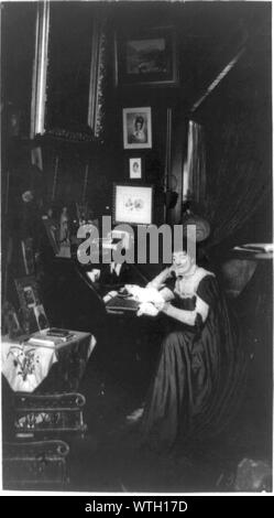 Mme. Helena Modjeska, portrait en pied, assis au bureau, orienté vers la gauche, entourée d'hôtel - images - photos Banque D'Images