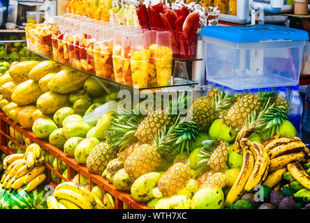 Avis sur les fruits frais et les jus dans le Salento, marché Colombie Banque D'Images