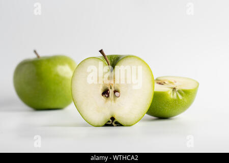 De pomme verte sur un fond blanc, gros plan Banque D'Images