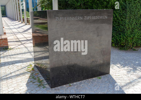 Rose blanche Holocaust Memorial (gravure 'Zum Erinnern Zum Gedenken' ou 'Pour souvenir pour la contemplation'), Munich, Bavière, Allemagne. Banque D'Images