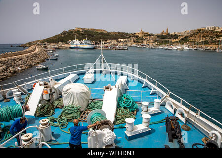 Gozo, l'île voisine de Malte, ferry entre les deux îles, à l'arrière la place sur Mgarr Gozo, Banque D'Images