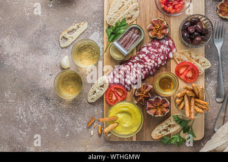 Antipasti italiens snack pour vin sur woden, composer l'espace. Banque D'Images