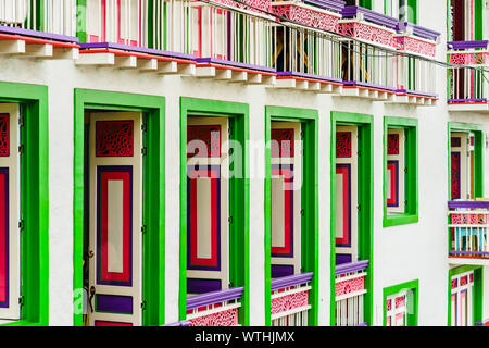 Vue sur bâtiment en bois de style colonial coloré à Filandia Colombie Banque D'Images