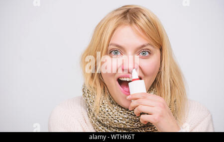 Le succès dans l'élimination. Le traitement de rhume ou de rhinite allergique. Femme malade médicament pulvérisation dans le nez. Cute femme froide ou une allergie nasale de soins infirmiers. Mauvaise fille avec le nez à l'aide de spray nasal. Banque D'Images