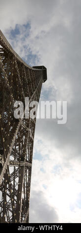 Vue incroyable sur la tour Eiffel à partir de ci-dessous sans les gens Banque D'Images