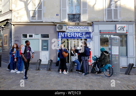 Les enfants français traîner devant un café Internet après l'école à Paris, France Banque D'Images