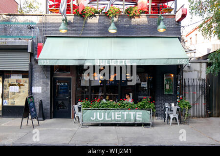 Juliette, 135 North 5th Street, Brooklyn, New York. New York photo d'un restaurant français et d'un café-terrasse dans le quartier de Williamsburg. Banque D'Images