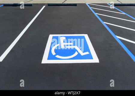 Refait surface fraîchement repeint et handicap espace de stationnement dans un parking. Le nombre d'espaces handicap augmente avec la taille du lot, exigeant Banque D'Images
