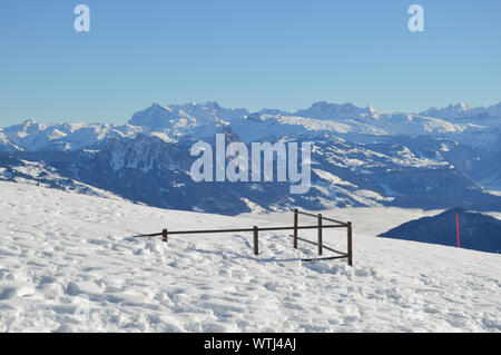 Vue panoramique alipne et la neige vue depuis le Mont Rigi Kulm Kaltbad près de Gersau Suisse Banque D'Images