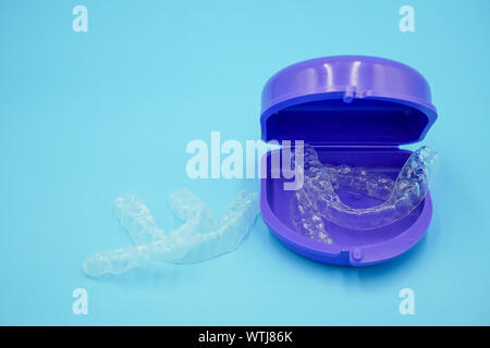Dents de retenue en plastique transparent dans le box set isolé sur fond de ciel bleu. c'est un équipement pour donner de l'orthodontiste le patient à la chirurgie orthodontique Banque D'Images