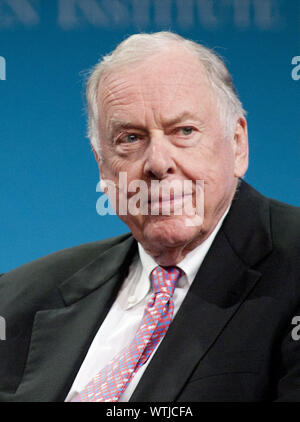 T. BOONE PICKENS (né Thomas Boone Pickens Jr., le 22 mai 1928 - 11 septembre 2019) était un capitaliste américain qui a présidé le hedge fund BP Capital Management. Il fut un célèbre opérateur de prise et raider d'entreprise au cours des années 1980, un défenseur des droits des actionnaires un peu écologiste, conservateur, politique et controversé philanthrope. Il est mort mercredi à son domicile à Dallas. Il était de 91. Sur la photo : le 30 avril 2012, à Beverly Hills, Californie, USA : T. BOONE PICKENS, entrepreneur et philanthrope, fondateur, BP Capital pendant le Milken Institute Conférence mondiale. (Crédit Im Banque D'Images