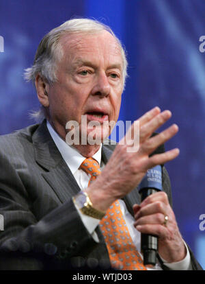 T. BOONE PICKENS (né Thomas Boone Pickens Jr., le 22 mai 1928 - 11 septembre 2019) était un capitaliste américain qui a présidé le hedge fund BP Capital Management. Il fut un célèbre opérateur de prise et raider d'entreprise au cours des années 1980, un défenseur des droits des actionnaires un peu écologiste, conservateur, politique et controversé philanthrope. Il est mort mercredi à son domicile à Dallas. Il était de 91. Sur la photo : Sep 25, 2008, New York, NY, USA : T. BOONE PICKENS, fondateur, président, BP Capital Management, 2008 à la réunion annuelle du Clinton Global Initiative. (Crédit Image : Nancy Kaszerma Banque D'Images