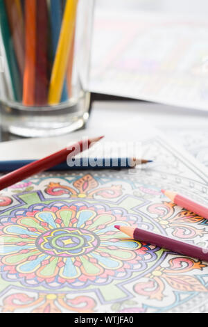 Crayons de couleur sur la page de coloriage Banque D'Images