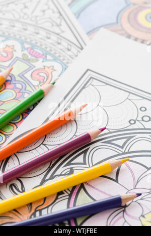 Crayons de couleur sur la page de coloriage Banque D'Images