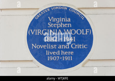 Blue plaque à Virginia Woolf , Fitzroy Square, Fitzrovia, London Borough of Camden, Greater London, Angleterre, Royaume-Uni Banque D'Images