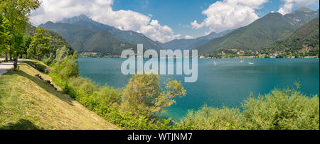 Le lac Lago di Ledro parmi les Alpes du Trentin dans le district. Banque D'Images