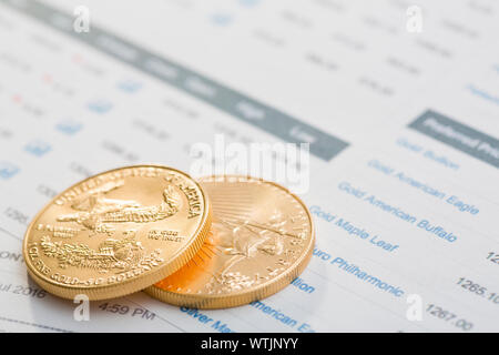 Les pièces d'Aigle d'or sur des données boursières Banque D'Images