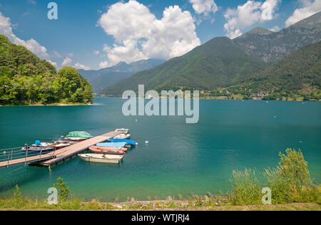 Le lac Lago di Ledro parmi les Alpes du Trentin dans le district. Banque D'Images