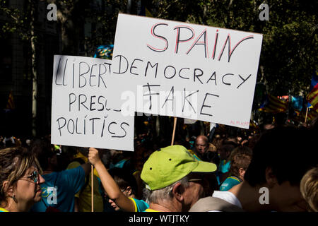 Barcelone, Catalogne, Espagne, le 11 septembre 2019 : Peuple Catalan célébrant La Diada Nacional de Catalunya et de soutenir l'indépendance de Cataloni Banque D'Images