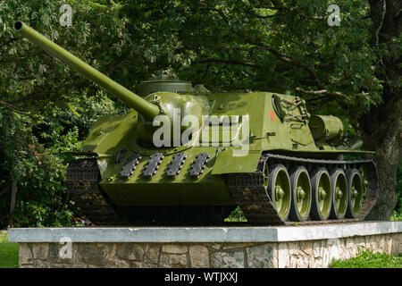 Chasseur de chars soviétique SU-100 sur le col Dargov. La Slovaquie. L'Europe. Banque D'Images