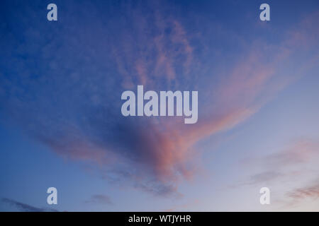 Beau paysage spectaculaire du Ciel et nuages au coucher du soleil le crépuscule du temps. Banque D'Images