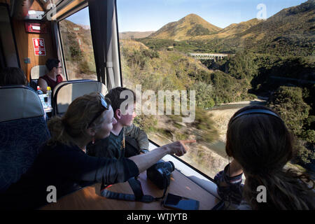 Photo par Tim Cuff - 5 janvier 2019 - voyage en train Tranz Alpin de Christchurch au Greymouth, Nouvelle-Zélande : approche d'un pont sur le Waimakari Banque D'Images