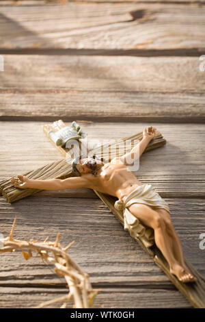 Close-up of crucifix sculpté et couronne d'épines sur fond de bois Banque D'Images