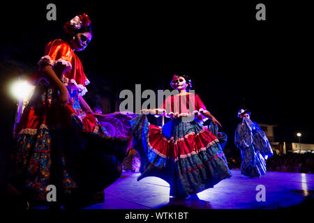 Merida, Mexique - 27 octobre 2018 : Dancing Catrinas avec tête de compenser Dias de los muertos avec costumes traditionnels à Remate de Paseo Montejo au Festival de Las Animas Banque D'Images