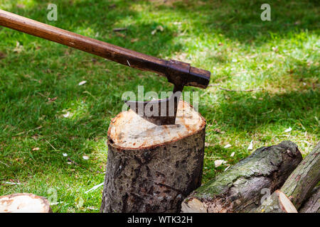 Broyage bois hache médiévale projetés dans une souche d'arbre. Banque D'Images