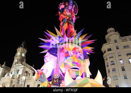 Sculptures, ou monumentos, lors de Las Fallas de Valence, en Espagne. Banque D'Images