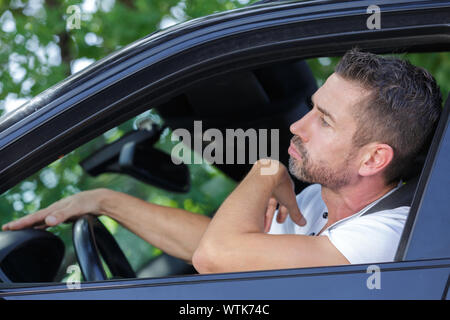 L'homme émotionnel à l'intérieur de voiture à embouteillage Banque D'Images