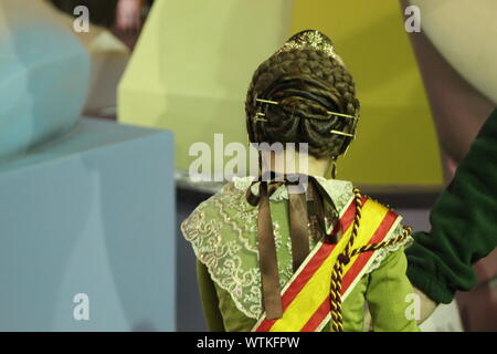 Une jeune fille en costume traditionnel au cours de Las Fallas de Valence. Banque D'Images