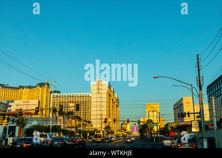 Conduire sur Flamingo Road vers le Strip à Las Vegas NEVADA USA tôt le matin Banque D'Images