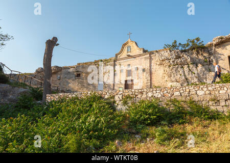 L'ancien 18e siècle Chiesa Rupestre Madonna della Vergini rock church dans la Murgia Materana et les églises de roche Parc, Matera, Italie Banque D'Images