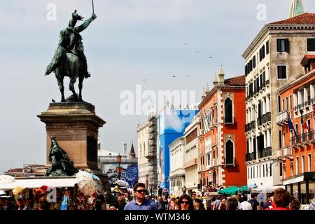 Statue du roi Victor Emmanuel II sur son cheval, Venise, Italie Banque D'Images