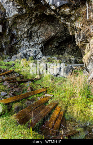 L'entrée de la grotte de whisky, sur la côte à pied, péninsule Treshnish Isle of Mull, Scotland, UK Banque D'Images