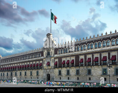 La VILLE DE MEXICO, MEXIQUE / 2 mars 2019 : La façade du palais national à côté du Zocalo de Mexico City. Banque D'Images