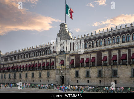 La VILLE DE MEXICO, MEXIQUE / 2 mars 2019 : La façade du palais national à côté du Zocalo de Mexico City. Banque D'Images