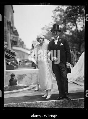 M. et Mme [...] Carter après avoir été mariée à l'église St Matthews dans l'État de Washington, le 17 mai. Mme Carter est daught. de Mme et M. Emile Warwick Montgomery et une nièce de l'ancien juge en chef White Banque D'Images