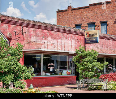 Petit magasin d'accessoires extérieurs, avant un magasin de matériel vintage, dans petite ville de l'Alabama Prattville Alabama USA. Banque D'Images