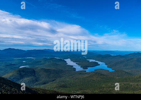 Au sommet de Whiteface Mountain, admirez le panorama époustouflant surplombant Lake Placid Banque D'Images