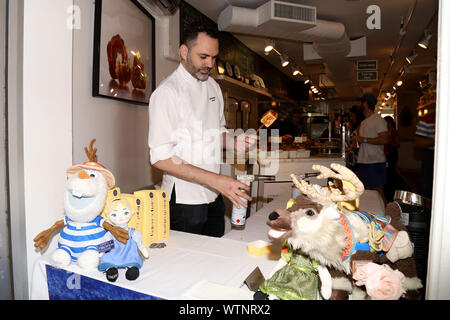 Bloqué sur Broadway et Dominique Ansel Bakery célèbrent la Journée nationale de S'Mores avec une distribution en magasin l'apparence au Dominique Ansel boulangerie. Avec : Dominique Ansel Où : New York, New York, United States Quand : 12 août 2019 Crédit : Joseph Marzullo/WENN.com Banque D'Images